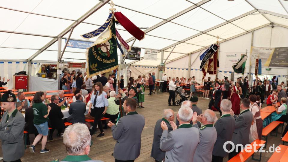 Angeführt vom Fahnenjunker der Wildenauer Schützen präsentierten die Teilnehmer des Kirchenzuges ihre Vereinsfahnen und Standarten mit einem Fahnenmarsch ins Festzelt. Bild: flt