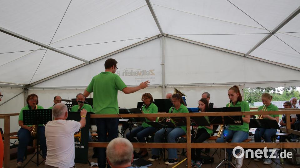 Das Nachwuchsorchester und das Orchester des Musikvereins Haselmühl-Kümmersbruck spielten abends im Festzelt. Bild: egl