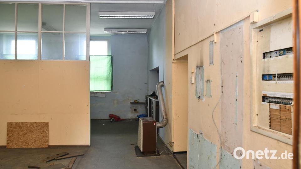 Hier ist die Zeit stehen geblieben: Im ehemaligen Stellwerk - von der Originalausstattung ist nicht mehr viel übrig - ist vieles beschädigt, Müll liegt am Boden. Bild: Petra Hartl