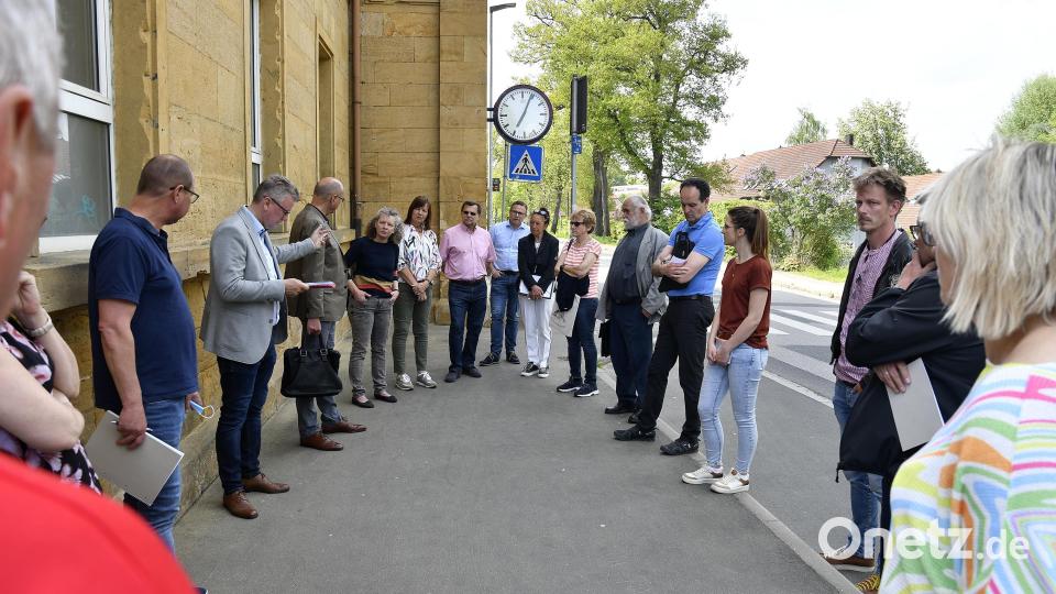 Stehen sich gegenüber: Links Bürgermeister Michael Göth (graues Sakko), rechts Stadtrat Stefan Thar (rotes Hemd). Beim Ortstermin verschafften sich die Mitglieder des Bauauschusses und Interessierte einen Eindruck vom Zustand des Bahnhofsgebäudes. Bild: Petra Hartl