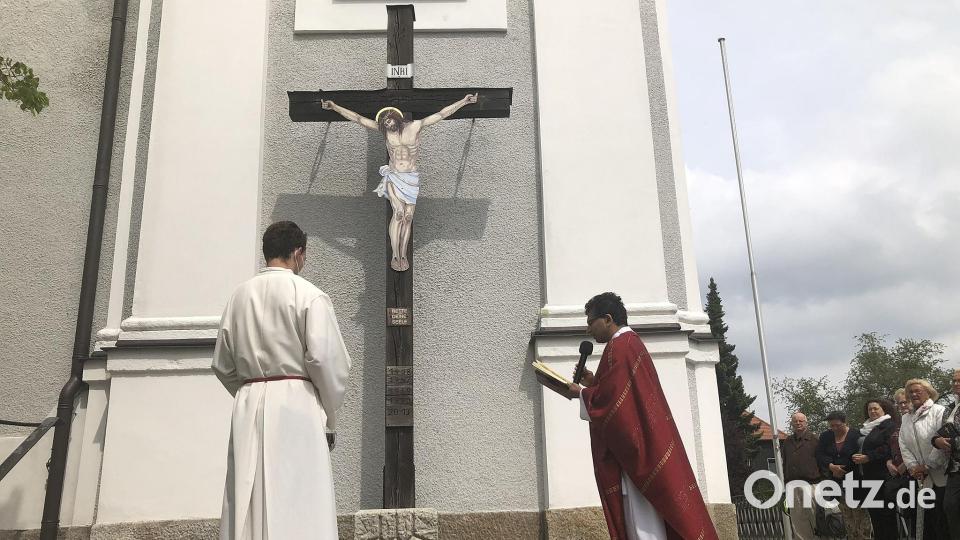 Geweiht wurde das Missionskreuz, das erstmals auch ein Korpus ziert, nach dem Sonntagsgottesdienst. Bild: wro