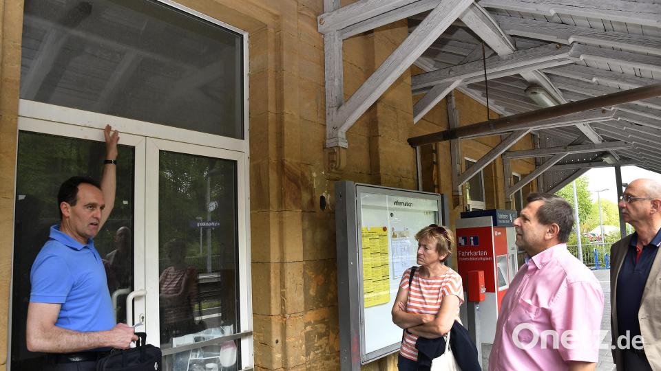 Beim Ortstermin am Bahnhof erklärt der Chef des Liegenschaftsamts, Hans-Jürgen Strehl (links), wo das künftige Videoreisezentrum der Bahn hinkommen soll - nämlich in die frühere Wartehalle. Bild: Petra Hartl