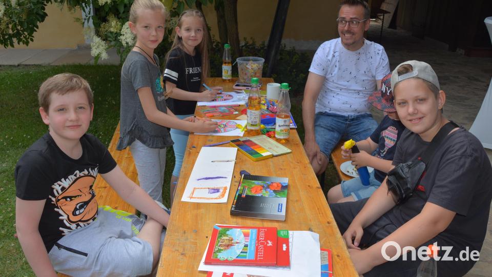 Die Kinder durften sich die Zeit mit Malen und Spielen vertreiben, an alles war gedacht. Bild: jr