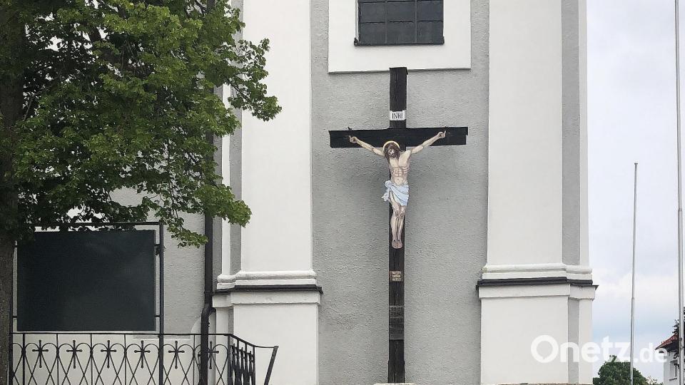 Das Missionskreuz steht an der Südwand der Fuchsmühler Wallfahrtskirche &quot;Maria Hilf&quot; und erinnert an die Volksmissionen früherer Jahre. Bild: wro