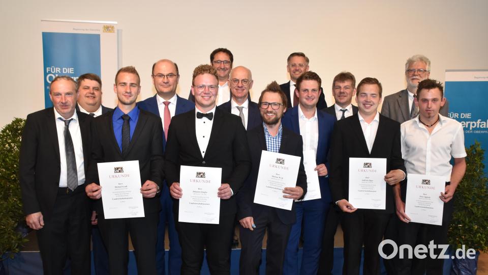 Die neuen Landwirtschaftsmeister aus dem Landkreis Amberg-Sulzbach mit Ausbildern, Verantwortlichen und Ehrengästen, darunter Staatsminister Albert Füracker (Vierter von links) und Regierungspräsident Walter Jonas (Siebter von links). Bild: hcz