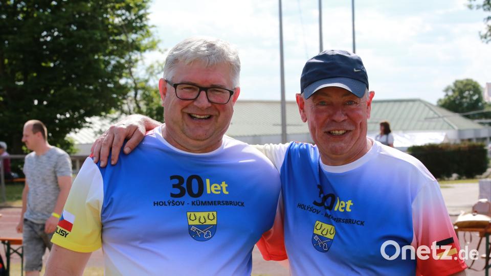 Die Bürgermeister Roland Strehl (rechts) und Libor Schröpfer beim Spiel ohne Grenzen. Bild: egl