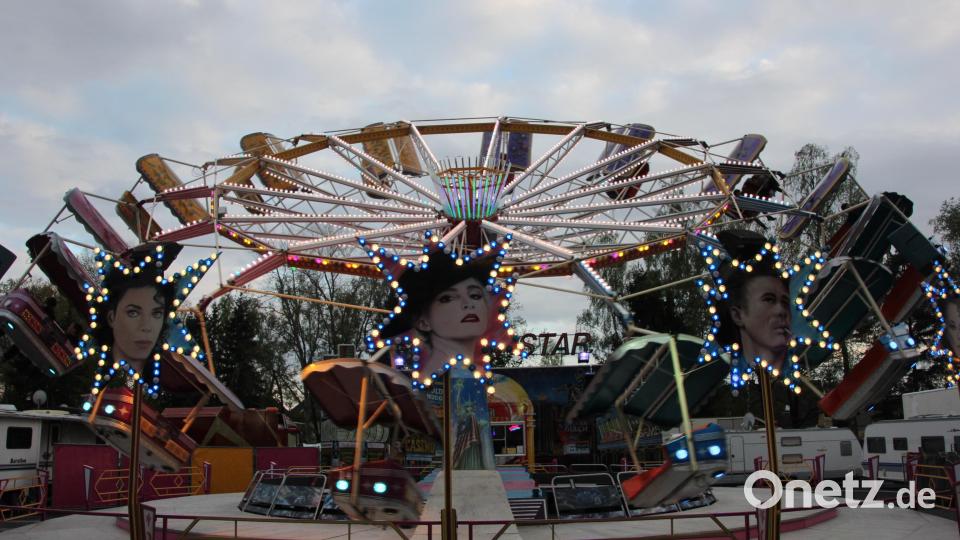 Diverse Fahrgeschäfte warten auf die Volksfestbesucher. Unser Bild entstand 2019 beim letzten Tirschenreuther Volksfest. Archivbild: kro