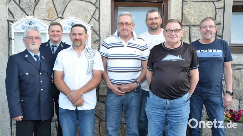 Die Feuerwehr Waldau ehrt Mitglieder für 50, 40 und 25 Jahre Treue. Während Roberto Troll (links) seit 50 Jahren dabei ist, kann sein Sohn Markus (Dritter von links) auf 25 Jahre zurückblicken. Bild: dob