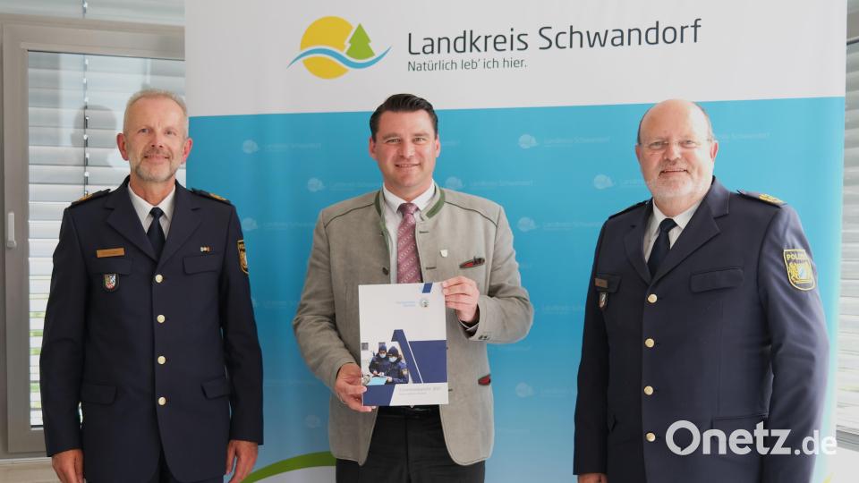 Der Sicherheitsbericht, den Polizeipräsident Norbert Zink (rechts) und sein Stellvertreter Thomas Schöniger (links) Landrat Thomas Ebeling (Mitte) überreichten, weist einen historischen Tiefstand an Straftaten im Landkreis Schwandorf aus. Bild: Hirsch