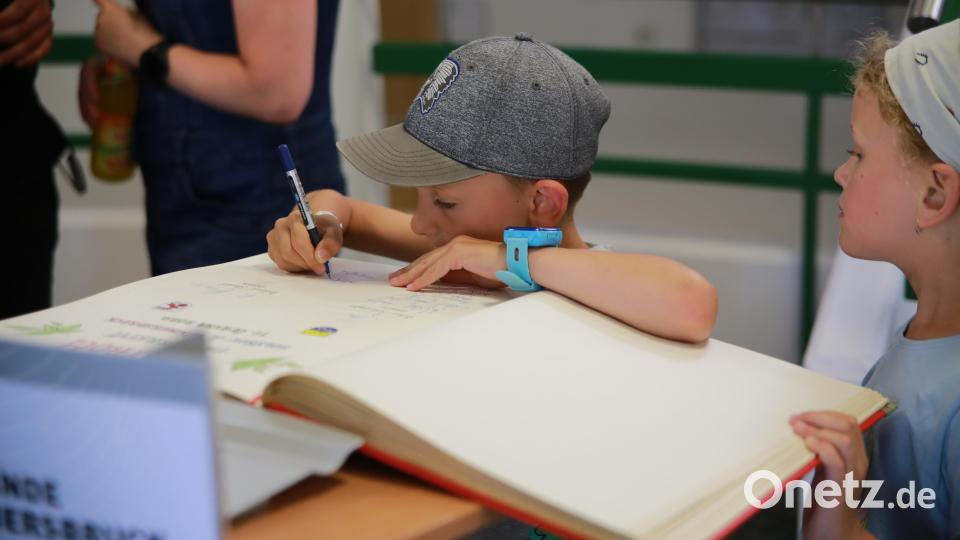 Ins Goldene Buch durften sich auch die kleinsten Gäste eintragen. Bild: egl