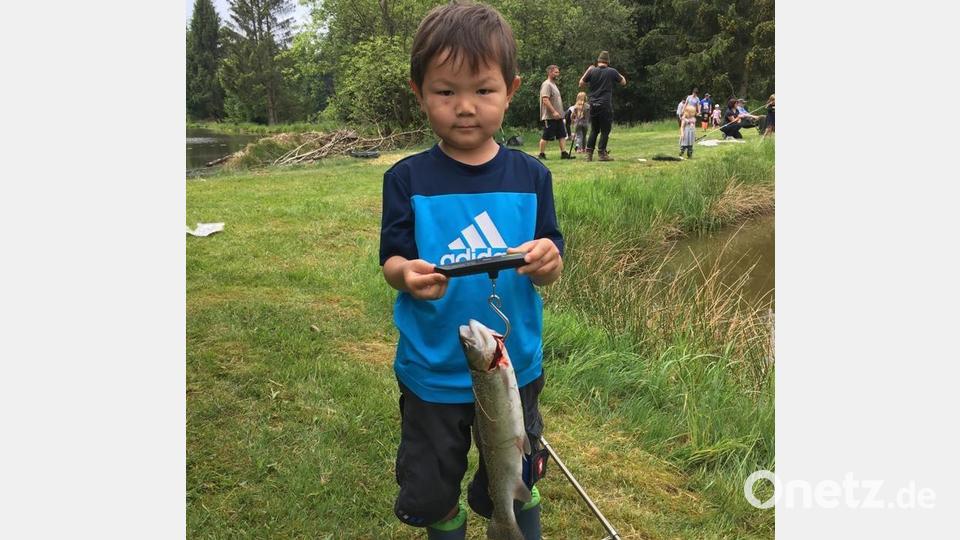 Selbst die Kleinen freuten sich über ihren Fang. Den Kinder sollte beigebracht werden, dass es sich bei einem Fisch um ein wichtiges Nahrungsmittel handelt. Bild: soj