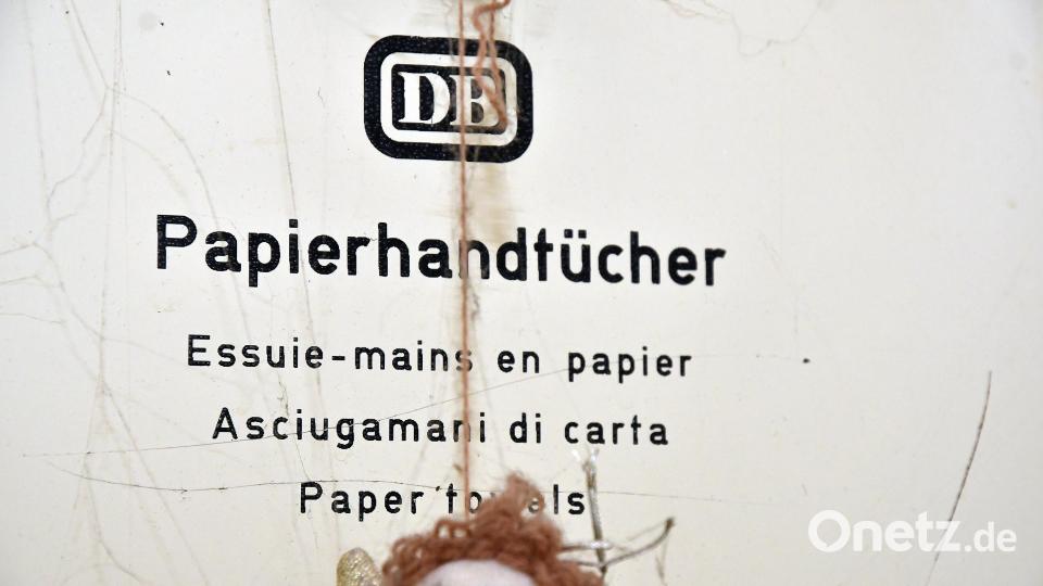 Der Spur der Zeit nagt auch am Papierhandtuchspender in den stinkenden Toilettenräumen des alten Bahnhofs. Bild: Petra Hartl