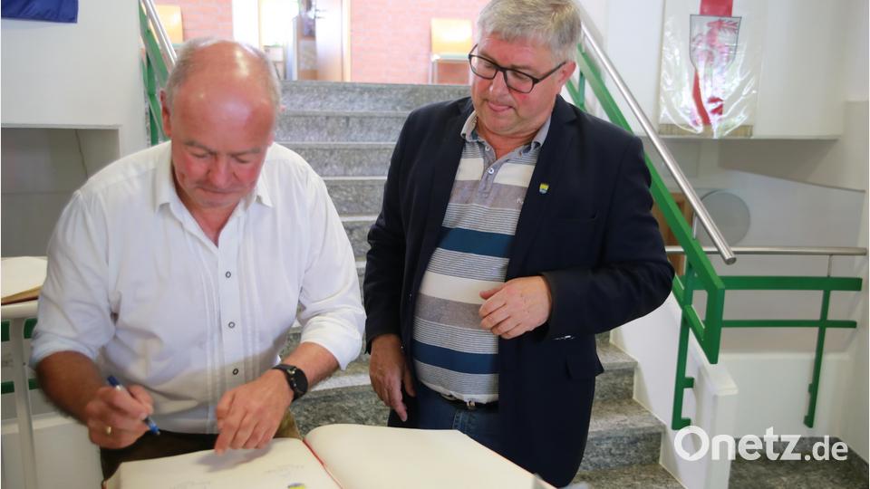 Nach dem Sektempfang im Kümmersbrucker Rathaus durften sich alle im Goldenen Buch verewigen. Bild: egl