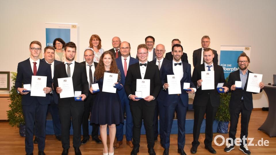 Die besten sieben neuen Meister der Landwirtschaft erhalten neben der Meisterurkunde auch den &quot;Meisterpreis der Bayerischen Staatsregierung&quot;. Bild: hcz