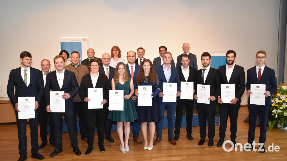 Die neuen Landwirtschaftsmeister aus dem Landkreis Cham. Bild: hcz