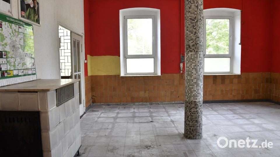 Diesen Raum im Erdgeschoss war einmal ein Kiosk und das Reisebüro Richthammer. Der alte Kachelofen links ist noch da. Die Tür hinten links führt zu einer alten Küche. Bild: Petra Hartl