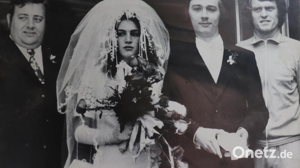 Der 9. Juni 1972 war nicht nur für das Brautpaar (Bildmitte), sondern auch für die Stadt Tirschenreuth ein besonderer Tag. Denn kein Geringerer als FC Bayern- und Nationalmannschaftstorhüter Sepp Meier (rechts) war extra in die Kreisstadt gereist, um Peter und Angela Geyer zur Hochzeit zu gratulieren. Links im Bild: Richard Müller. Bild: privat/exb