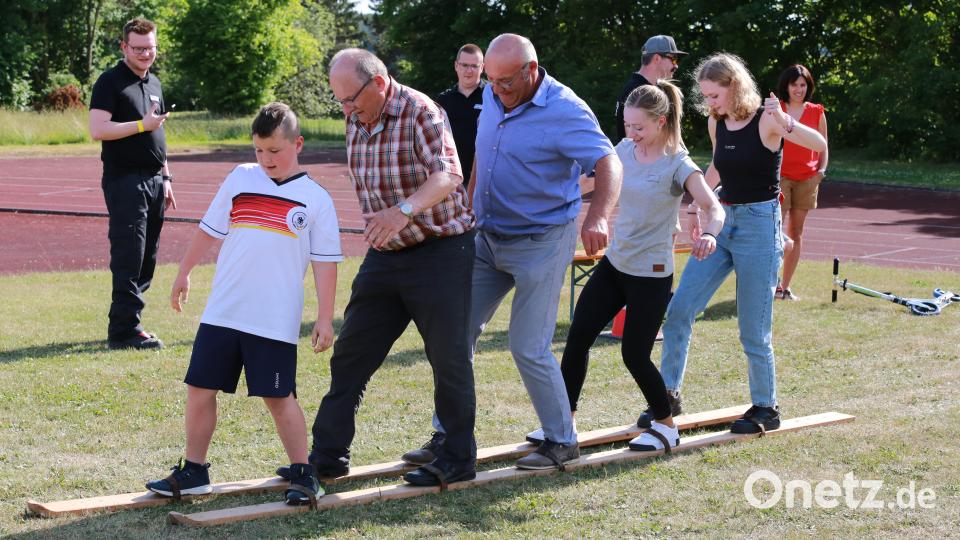 Nur nicht die Balance verlieren: Beim Spiel ohne Grenzen auf dem Sportplatz in Kümmersbruck kamen auch überdimensionale Holzskier zum Einsatz. Bild: egl