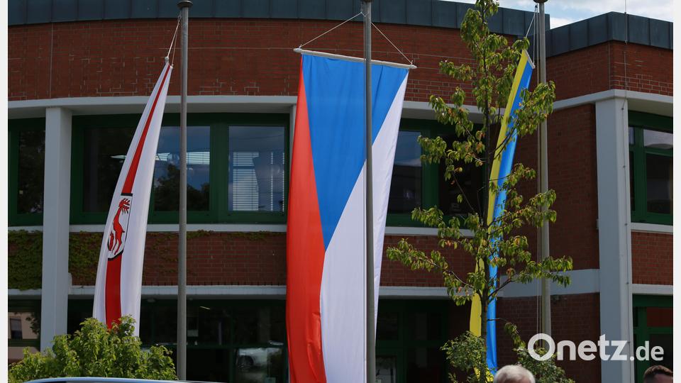 Vor dem Kümmersbrucker Rathaus waren die Fahnen von Kümmersbruck, Holysov und der tschechischen Republik gehisst. Bild: egl