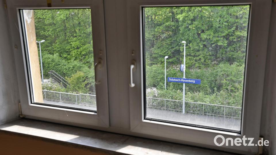 Der Blick durchs verstaubte Fenster zeigt den Bahnsteig vom zweiten Obergeschoss aus. Künftige Bewohner müssten mit Lärm und Abgasen der Züge leben. Schalldichte Fenster könnten eine Lösung sein. Bild: Petra Hartl
