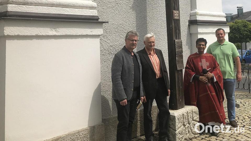 Alfons Schraml (Zweiter von links) hat den Christus-Korpus gestaltet und gestiftet. Ihm dankten (von links) Kirchenpfleger und Bürgermeister Wolfgang Braun, Pfarrer Joseph und Christopher April, Mitglied der Kirchenverwaltung. Bild: wro
