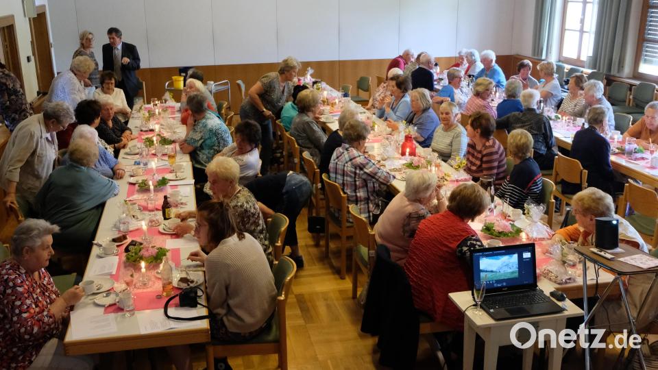 Die Senioren genießen im Pfarrheim die erste Zusammenkunft nach zwei Jahren. Bild: le