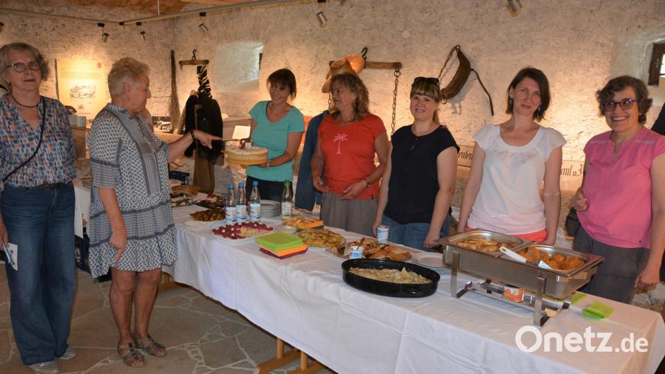 Ukrainische Flüchtlinge sorgten mit Speisen aus ihrer Heimat für das kulinarische Wohlergehen der Gäste, hier im Bild mit den beiden Organisatorinnen Beate Ott (rechts) und Monika Galbrecht (links). Bild: jr