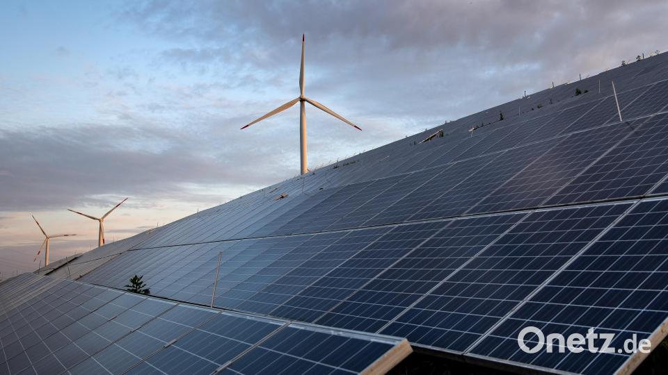 Windkraft und Photovoltaik möchte die Bürgerenergie-Genossenschaft West eG weiter in der Region ausbauen und darin investieren. Symbolbild: Sina Schuldt/dpa