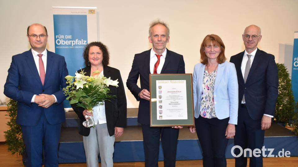 Den Goldenen Meisterbrief erhält Johann Eich (Mitte) aus Donaustauf. Bild: hcz