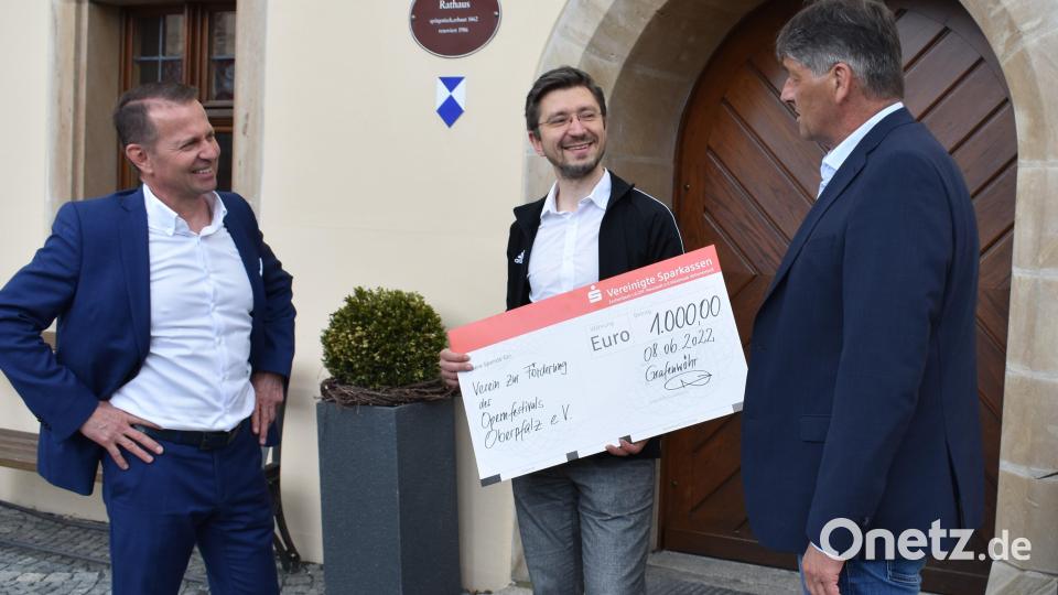 Für „La Traviata remixed“ gibt es eine finanzielle Unterstützung der Vereinigten Sparkassen Eschenbach-Neustadt-Vohenstrauß. Den symbolischen Scheck überreichte Vorstand Georg Hösl (links) an 
Michael Konstantin (Mitte) und Bürgermeister Edgar Knobloch. Bild: rgr