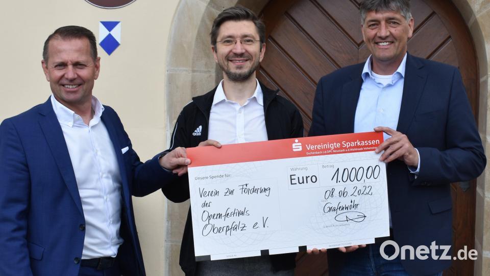 Für „La Traviata remixed“ gibt es eine finanzielle Unterstützung der Vereinigten Sparkassen Eschenbach-Neustadt-Vohenstrauß. Den symbolischen Scheck überreichte Vorstand Georg Hösl (links) an 
Michael Konstantin (Mitte) und Bürgermeister Edgar Knobloch (rechts). Bild: rgr