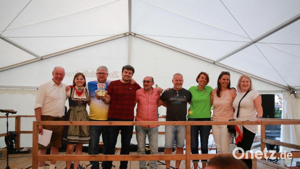 Die Siegermannschaft des Spiels ohne Grenzen mit den Bürgermeistern und Fest-Organisatorin Anja Jäger. Bild: egl