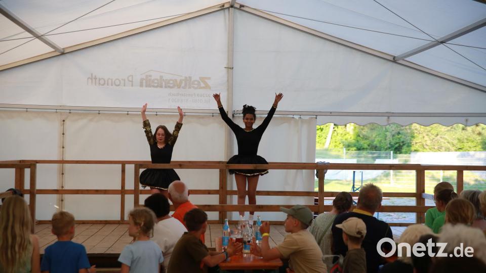 Die Funkenmariechen der Narrhalla Haselmühl-Amberg-Kümmersbruck legten einen Auftritt aufs Parkett. Bild: egl