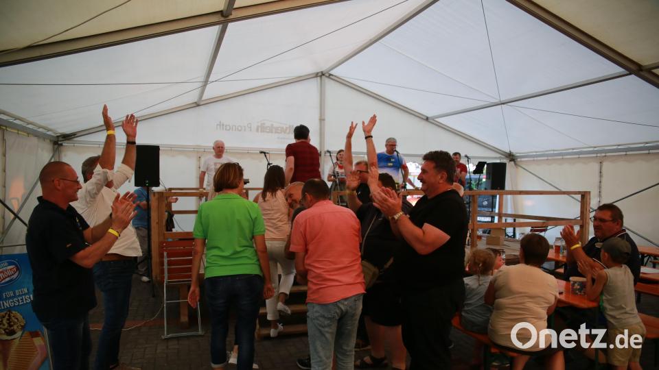 Die Zweitplatzierten feiern die Sieger des Spiels ohne Grenzen. Bild: egl