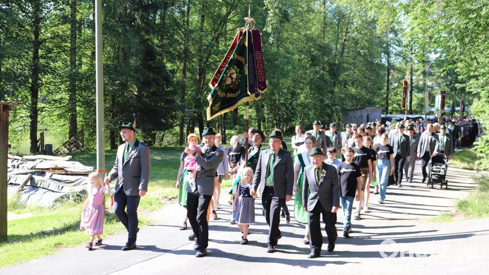 Ein stolzer Festzug machte sich nach den Gottesdiensten angeführt von den Wildenauer Schützen auf den Weg zurück in das Festzelt am Schützenheim. Hier gab es einen Weißwurstfrühschoppen und anschließend boten die Schützen Mittagsbraten an. Bild: flt