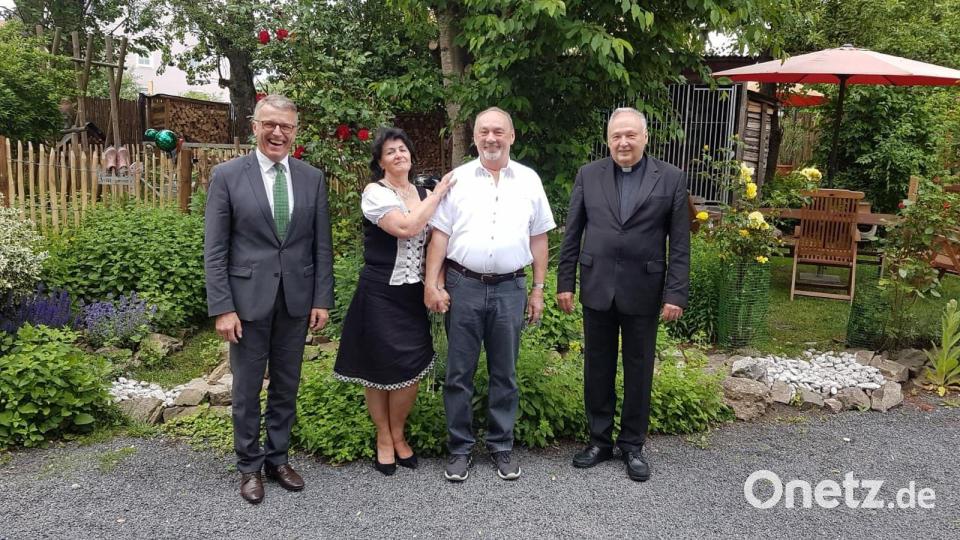 Angela und Peter Geyer (Mitte) feierten Goldene Hochzeit. Zu dem besonderen Ehejubiläum gratulierten dem Paar Bürgermeister Franz Stahl (links) und Stadtpfarrer Msgr. Georg Flierl (rechts). Bild: Stadt Tirschenreuth/exb