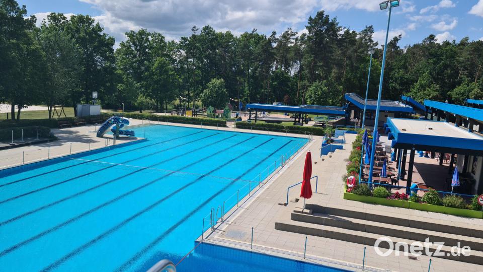 Noch ist es ruhig im Waldbad. Aber ab Donnerstag kann die Saison beginnen. Bild: sne