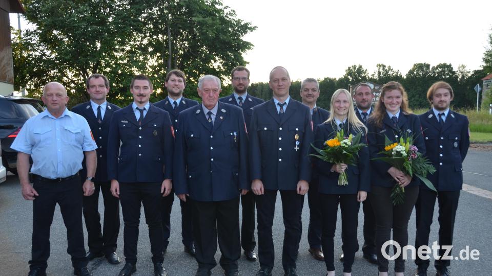Mit einem teilweise neugewählten Vorstand gehen die Waldauer Feuerwehrleute in die Zukunft. Michael Schwenke (Sechster von rechts) steht weiterhin an der Spitze des Vereins. Kreisbrandinspektor Martin Weig (links) beglückwünscht die Führungsriege. Bild: dob