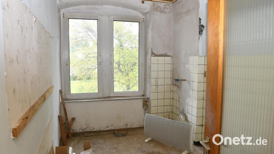 Schimmelschäden, Wasserflecken, abgeplatzte Farbe: So schauen die Bäder im Obergeschoss aus - sie sind stark sanierungsbedürftig. Bild: Petra Hartl