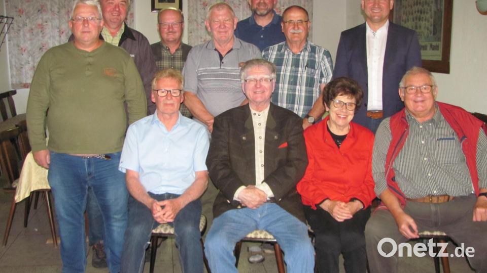 Klaus-Hannes Kahler (sitzend, Zweiter von links) führt den OWV weiter mit Stellvertreter Hugo Diehl (sitzend, links) Zahlreiche Beisitzer und Warte ergänzten die Vorstandschaft. Bild: sei