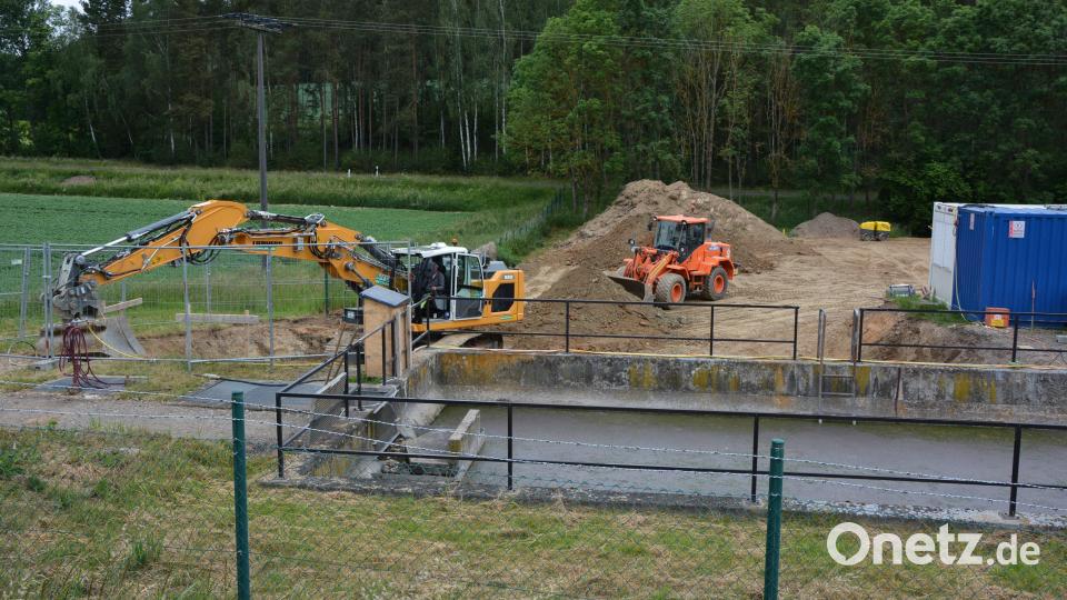 Kurz nach Pfingsten begannen die Bauarbeiten für das neue Druckpumpenwerk, das hier entstehen soll. Im August soll Richtfest sein, noch heuer ist die Fertigstellung geplant. Bild: jr