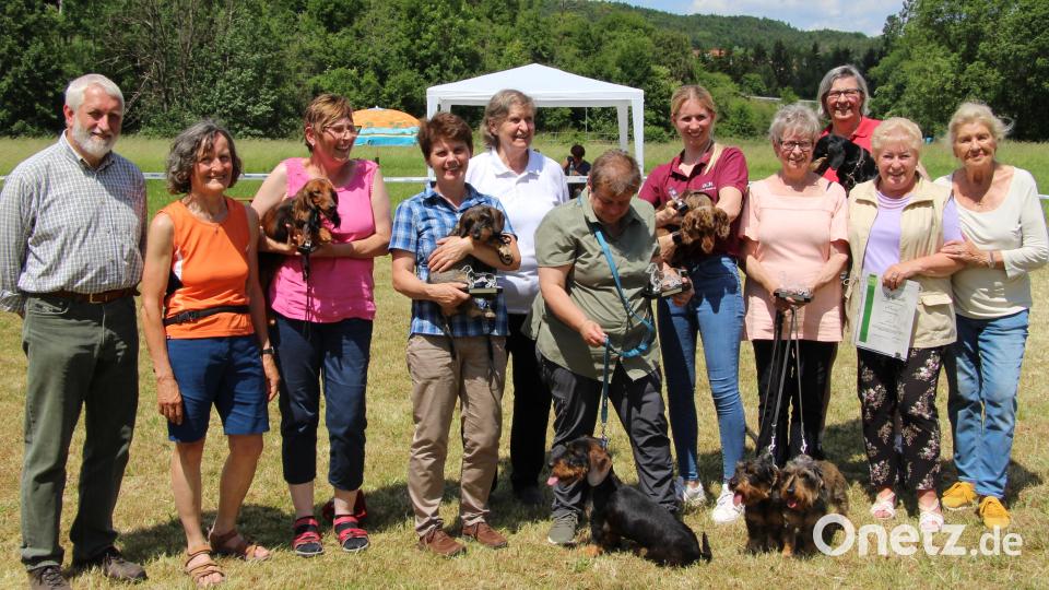 Freude über die Pokale, Preise und Ehrungen bei den erfolgreichen Züchtern: (von links) Formwertrichter Georg Lang, Zweite Bürgermeisterin Lydia Zahner, Claudia Siebenhaar mit Betsy vom Rothsee, Monika Plank mit Grizabella von Burg Ehrenfeld, Vorsitzende Helga Häusl von der DCN-Sektion Etzelwang, Susanne Schmidt mit Bodo vom Hummelhof, Karin Richter mit Lacey vom Münsterhof, Ute Hellfeier mit Dana von Großenlohe, Angelika Schellhorn (geehrt für 25 Jahre Mitgliedschaft), Helga Hahn (geehrt für 15 Jahre Mitgliedschaft) und die Schauleiterin Sigrid Wannhoff. Bild: ds