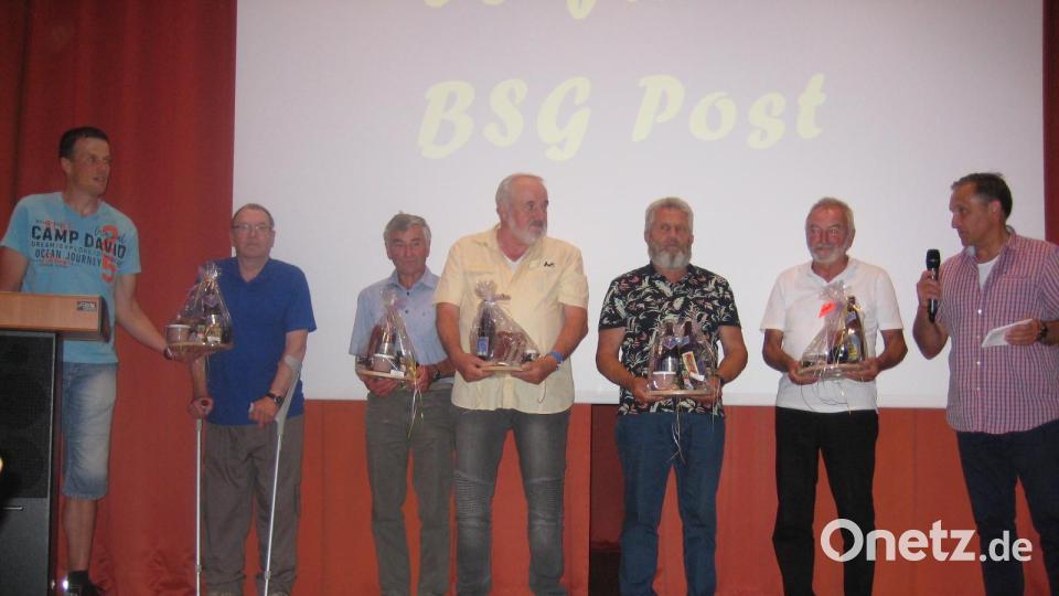 Bei der Ehrung der Gründungsmitglieder: (von links) Thomas Rösch, Karl-Heinz Girbert, Hermann Pirner, Helmut Ertl, Gotthard Hoffmann, Helmut Fackler und Robert Reichenberger. Es fehlt Ernst Schleicher. Bild: awb