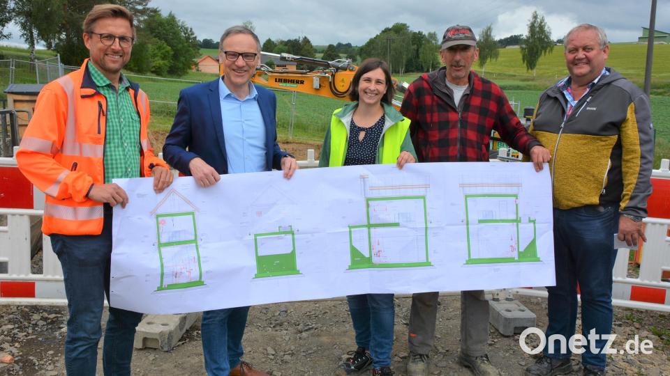 Mit dem Neubau für das Druckpumpwerk in Münchenreuth ist jetzt begonnen worden. Mit dabei waren (von links) Tobias Tippmann (Technisches Bauamt), Bürgermeister Bernd Sommer, Ingenieurin Anna Gora (Baur-Consult), Polier Werner Pötzl und Bauleiter Albert Sturm. Bild: jr