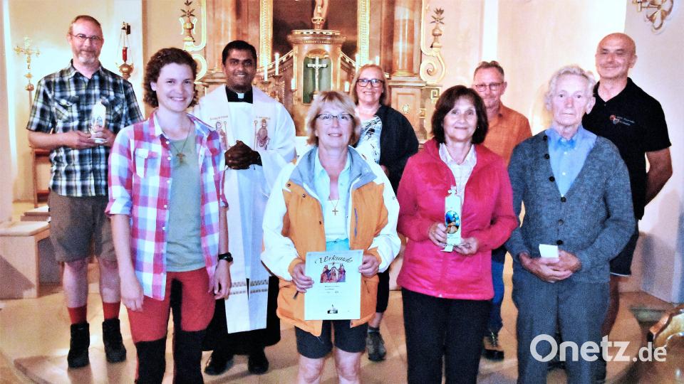 Ehrungen für langjährige Teilnahme: (von links): Markus Riederer, Wallfahrtsführerin Cornelia Dürgner, Pfarrvikar Thomas Sanikommula, Monika Gleißner, Elisabeth Dürgner, Inge Bauer, Albert König, Leonhard Ibler und Konrad Hochholzer; (nicht auf dem Bild Hannelore Eichenseer). Bild: no