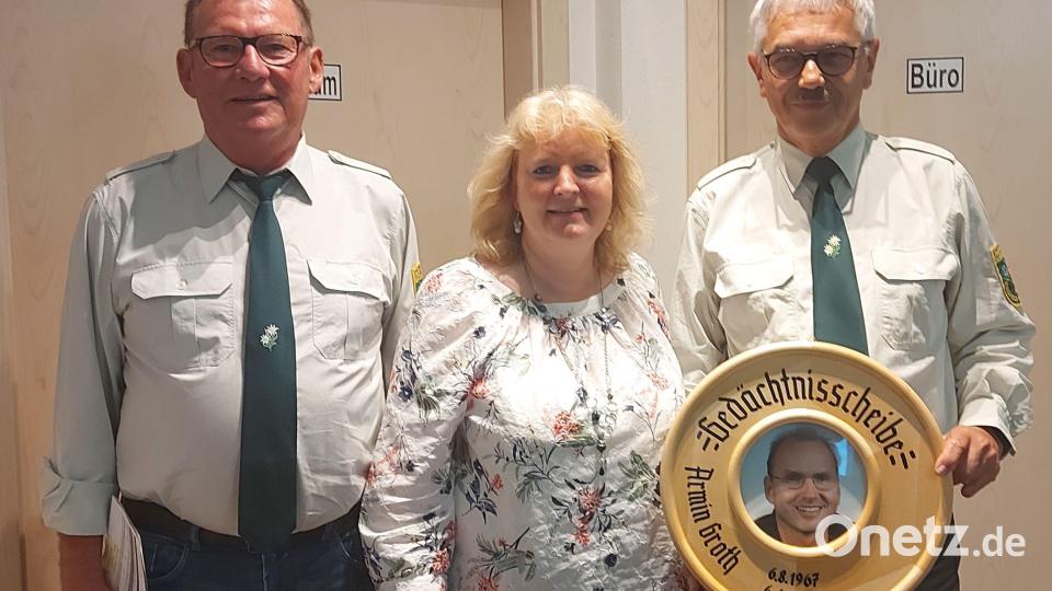 Überreicht durch 2. Schützenmeister Richard Schwarz (von links) und Andrea Groth wurde die Gedächtnisscheibe von Armin Groth an Günter Heidl. Bild: vt