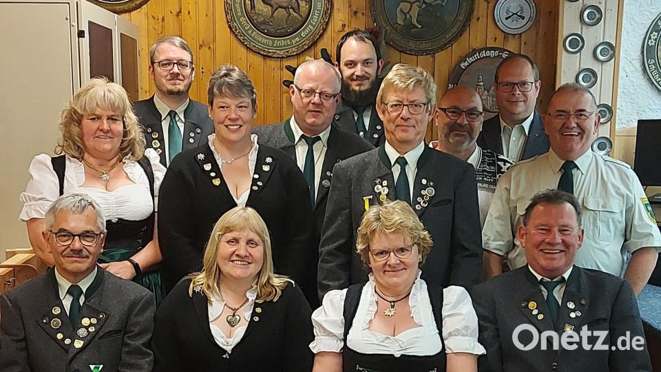 Die Zimmerstutzen-Schützengesellschaft Edelweiß Hirschau wählt einen neuen Vorstand (von links): Vorsitzender Günter Heidl, Margit Zeitler, Michael Schübel, Kathrin Hellwig, Johanna Bauer, Klaus Böller, Johannes Bauer, Renate Daller, Reinhard Daller, Christian Popp, Tobias Heidl, Richard Schwarz und Wolfgang Borisch. Bild: vt