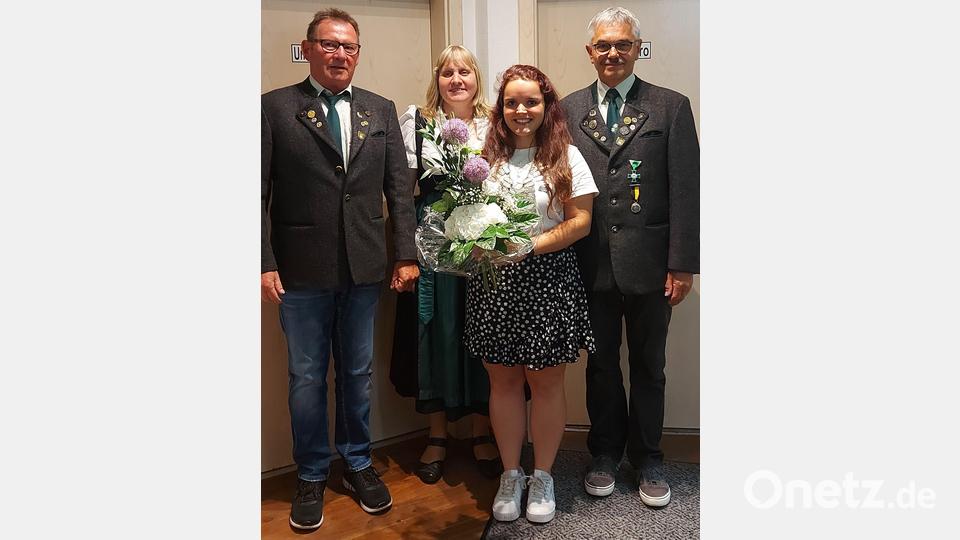 Der Gauliesl Sonja Groth (Mitte) gratulierten (von links) Richard Schwarz, Johanna Bauer und Günter Heidl. Bild: vt