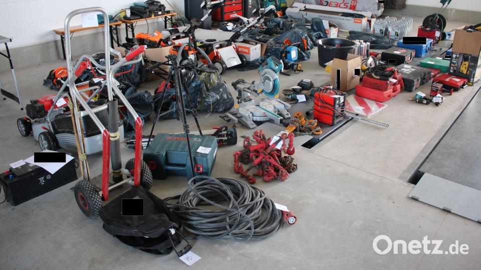 Werkzeug, Gartengeräte, Kupferdraht: Dieses Diebesgut im Wert von rund 70.000 Euro haben Schleierfahnder der Grenzpolizei Waidhaus in einem Fiat Ducato entdeckt. Bild: GPI Waidhaus/exb