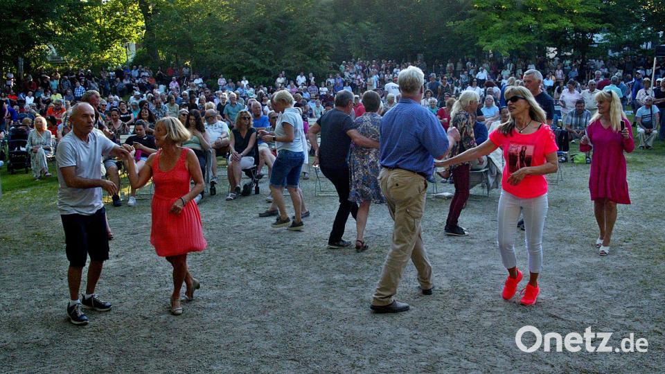 Die sandige Tanzfläche ist gut gefüllt. Bild: R. Kreuzer